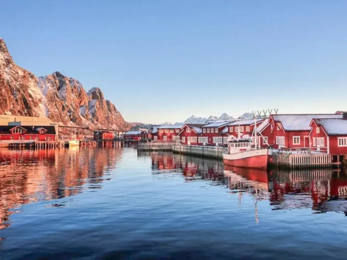 Anker Brygge Svolvaer rote Rorbuer im Hafen der Lofoten