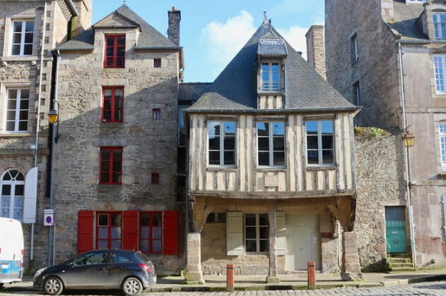 La Maison Pavie Dinan — maison d'hôtes du XVème siècle classée Monument Historique face à la basilique Saint-Sauveur en plein cœur médiéval