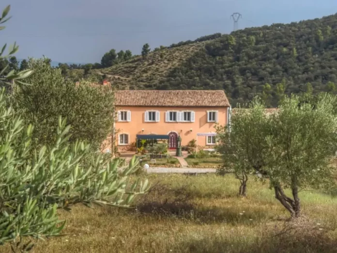 Chambre d'Hôtes La Brunetière — ferme provençale au milieu des oliviers à Gréoux-les-Bains