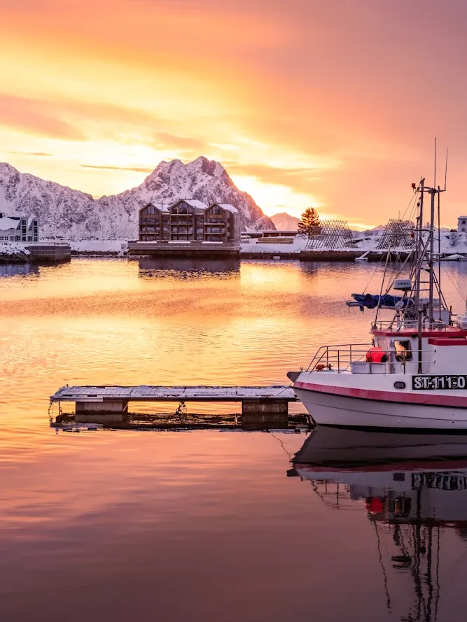 Amanecer en el puerto de Svolvær, Islas Lofoten (Noruega)