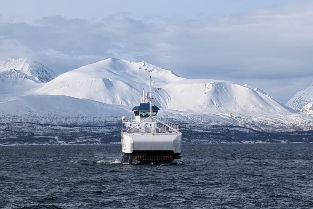 Ferry bateau Alpes Lyngen Olderdalen Lyngseidet
