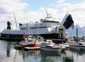 Die Fähre Svolvær–Skutvik zu den Lofoten: Fahrplan, Preise, Saison Fähre zwischen Svolvær auf den Lofoten und Skutvik, an Bord im Sommer