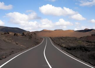 Car hire in Lanzarote: tips, prices and companies Volcanic roads in Lanzarote by hire car