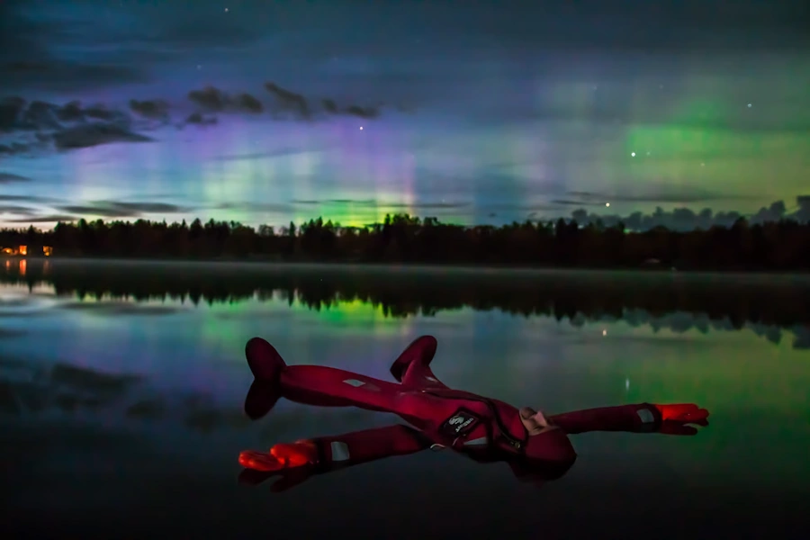 Flotación sobre hielo bajo las auroras boreales en Ylläs con traslado y Safartica, en la Laponia finlandesa