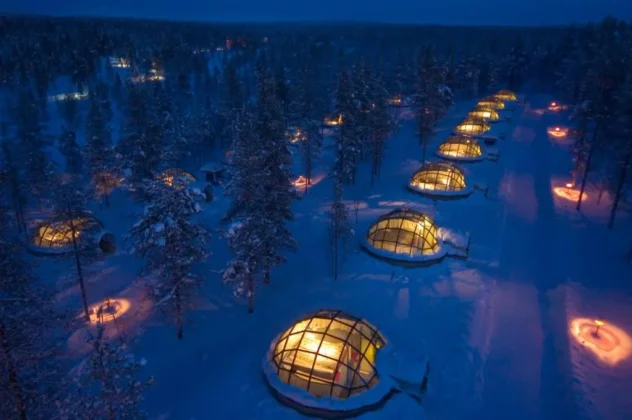 Kakslauttanen Arctic Resort, iglús de cristal y cabañas de troncos en Saariselkä, en Laponia
