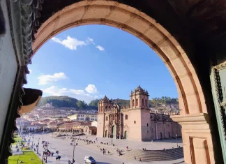 Dónde dormir en Cusco y en el Valle Sagrado – descubre los mejores alojamientos Vista de la catedral de Cusco desde la iglesia de Jesús, Perú