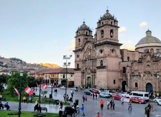 Un itinerario de una semana para descubrir Cusco y el Valle Sagrado de los Incas Plaza de Armas de Cusco al atardecer