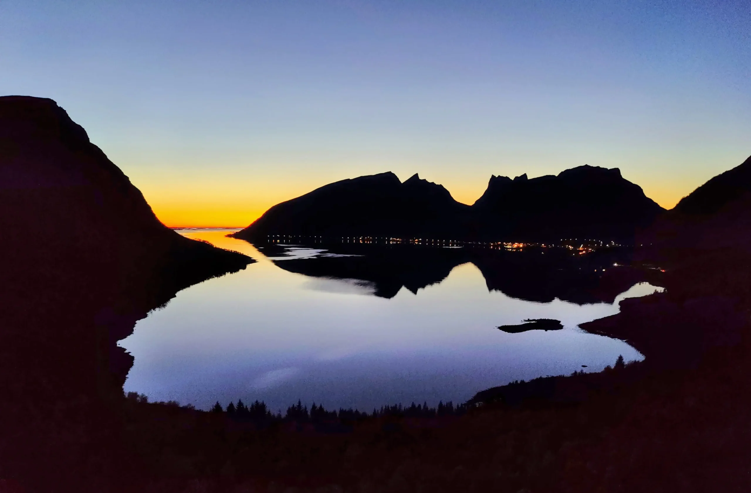 Coucher de soleil à Bergsbotn sur ile de Senja en Norvège