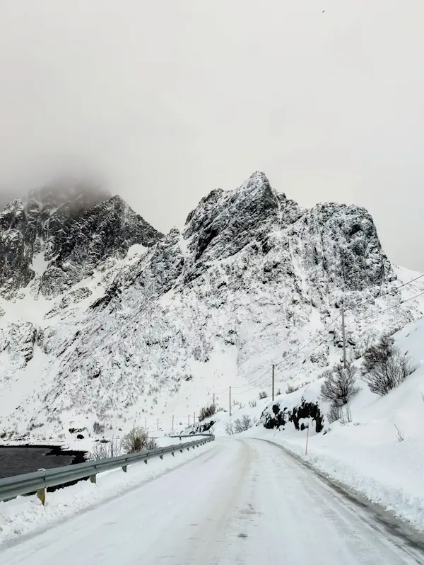 Route enneigée iles lofoten hiver Norvege