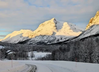 Où louer une voiture pour visiter les iles Lofoten Louer une voiture conduire Norvege Iles Lofoten Tromso