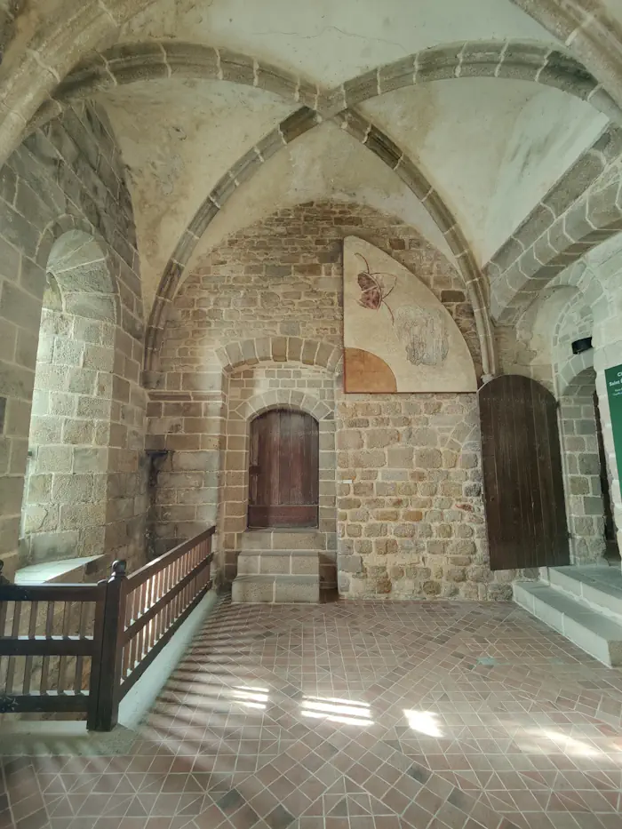 Salle ARches Abbaye Mont Saint Michel