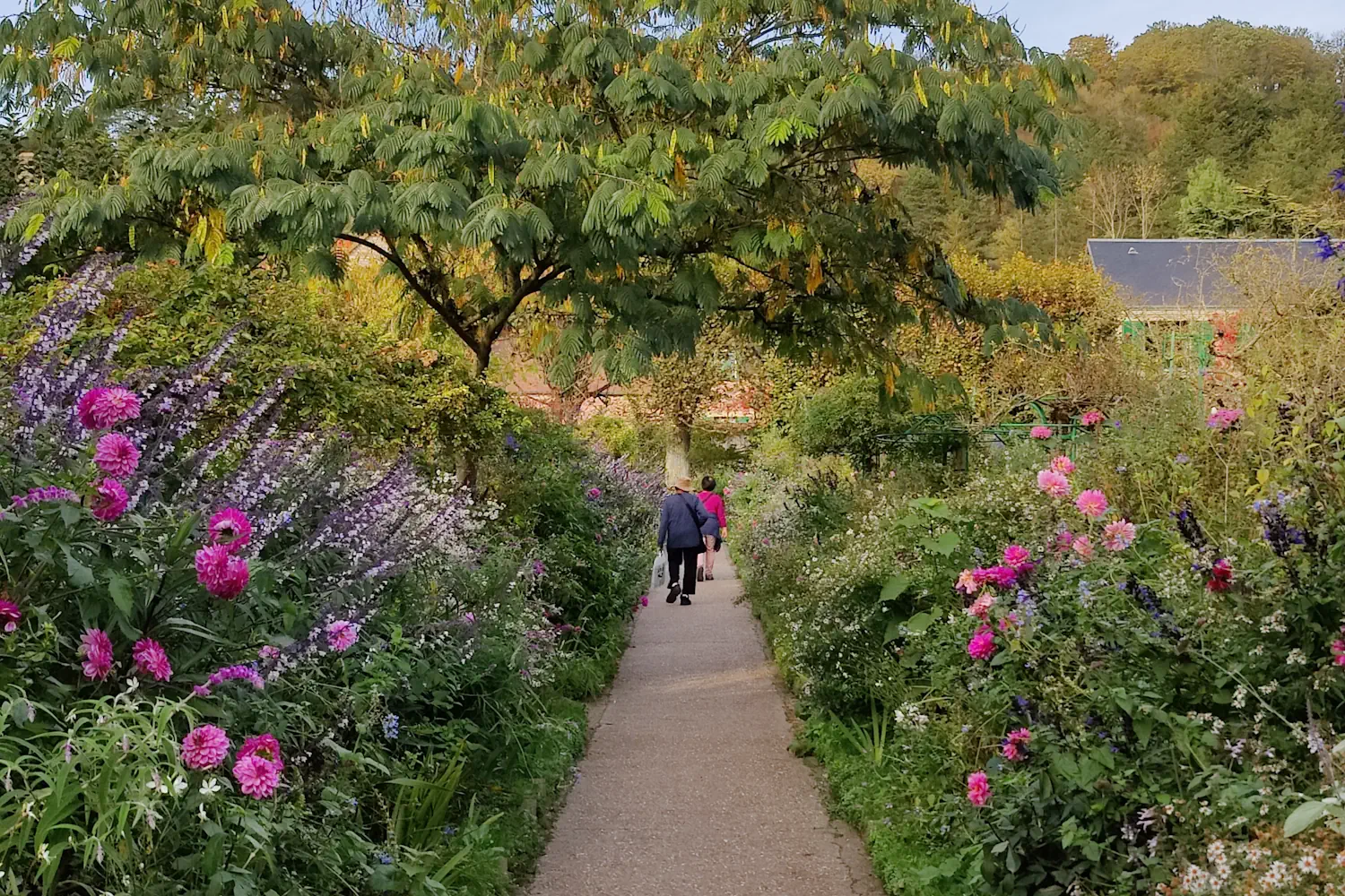 Walking garden giverny claude monet house