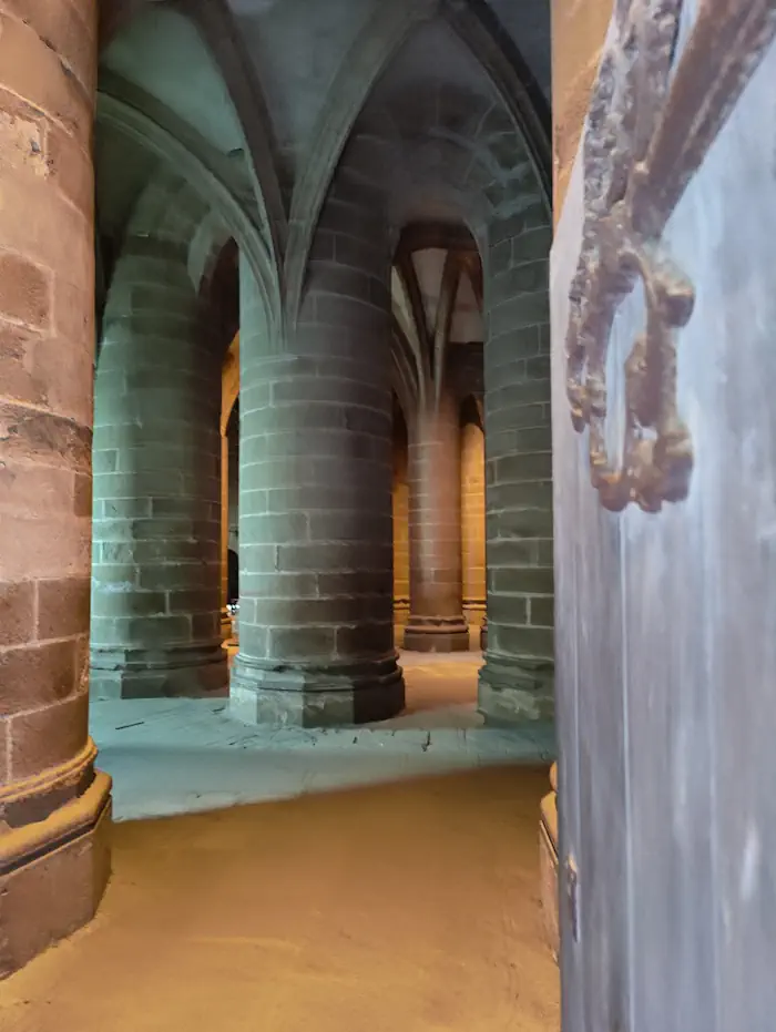 Salle Colonnes Abbaye Mont Saint Michel
