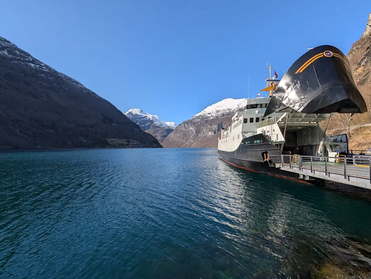 Bateau ferry voitures geirangerfjord Norvège