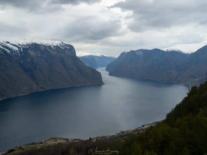 Vista del mirador de Stegastein en los fiordos de Noruega
