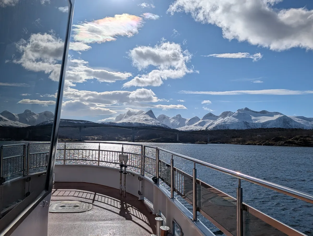 Pont avant du catamaran hybride Brim Explorer au départ de Bodø, en route pour le Saltstraumen, l'un des courants les plus puissants au monde.