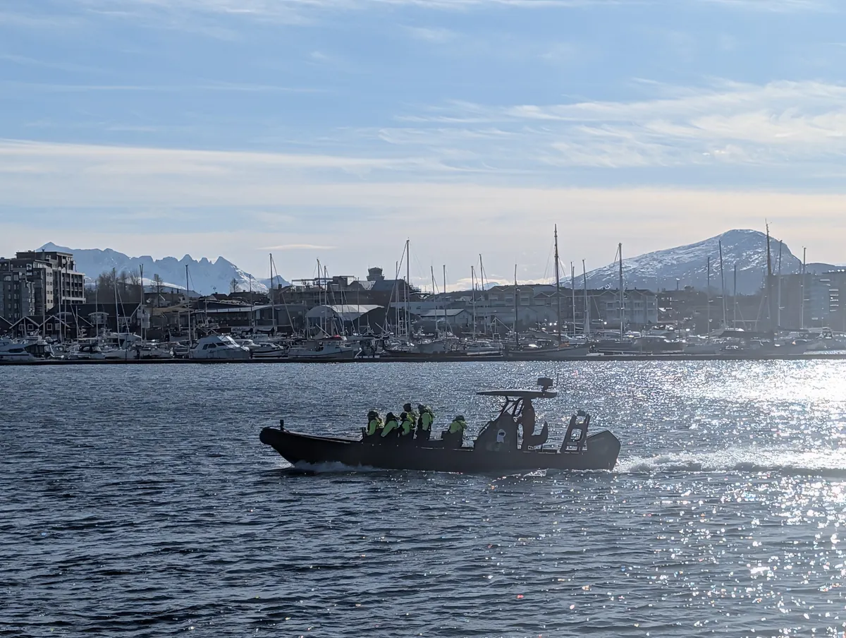 Le bateau pneumatique rapide pour le Saltstraumen quitte le port de Bodø — option sensations fortes pour foncer dans les tourbillons du courant.