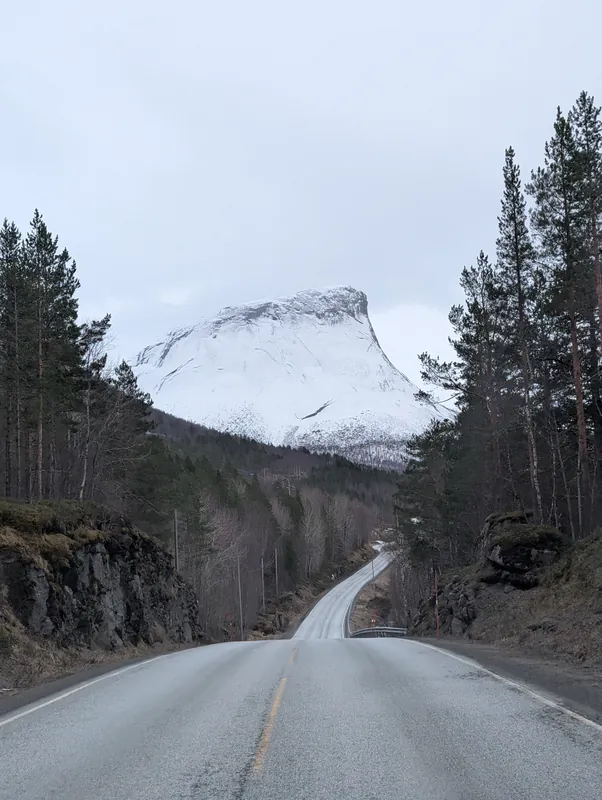 Le Stetind vu depuis la E6 : enclume de granit géante et montagne nationale de Norvège, l'un des moments forts du trajet vers Bodø.