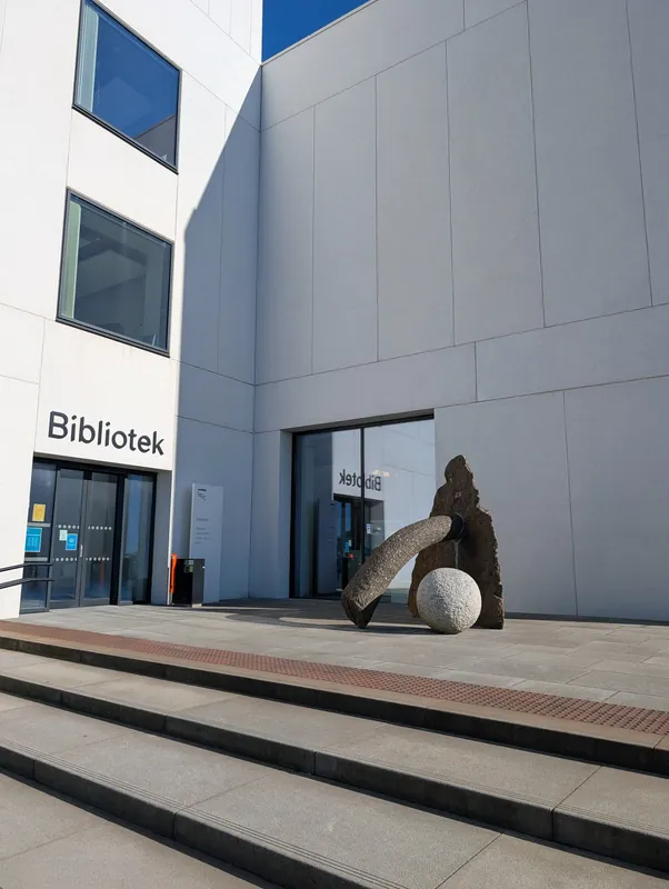 Entrée bibliotheque Bodo sculpture bizarre