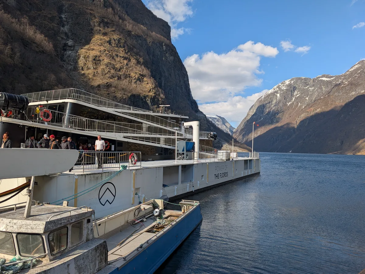 Catamaran de The Fjords accosté au quai de Gudvangen à la fin de la croisière sur le Naeroyfjord, Norvège.