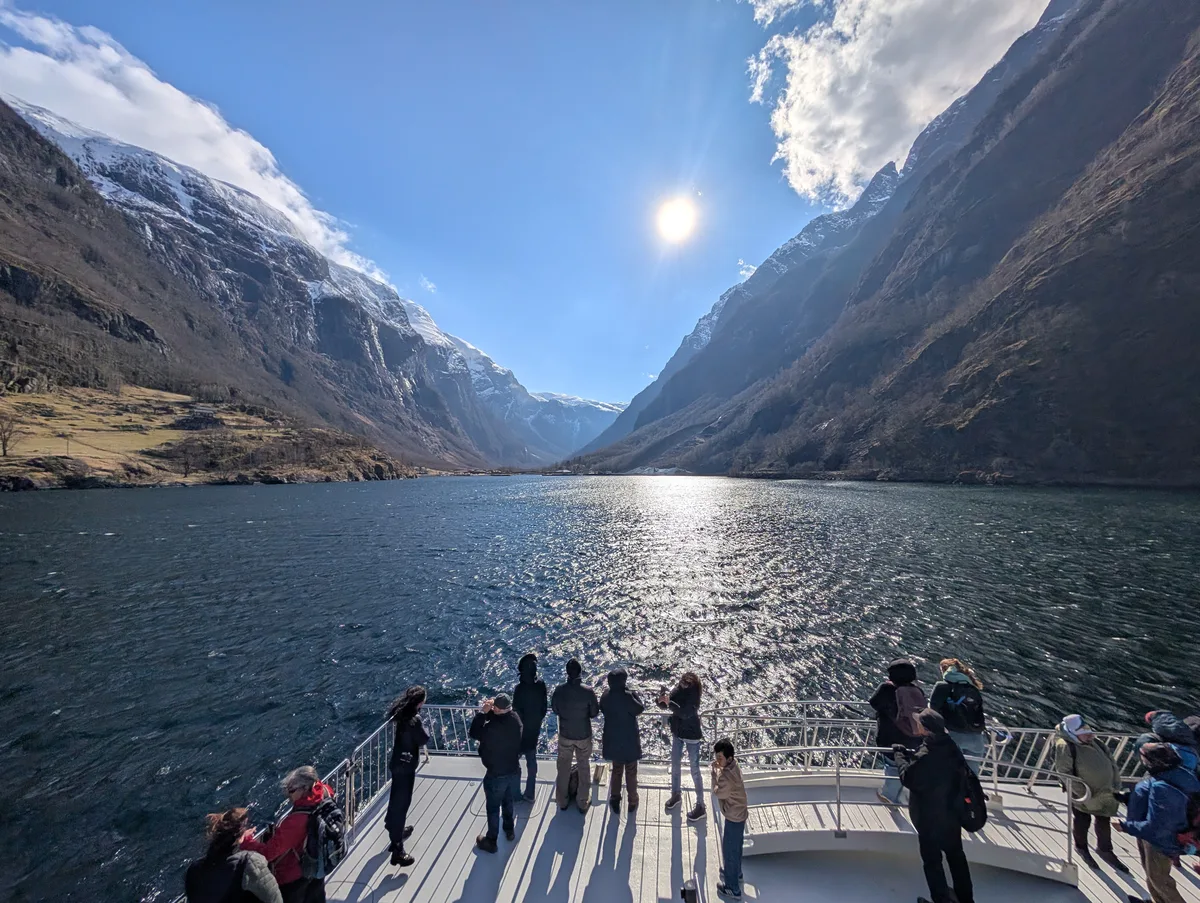 Pont arrière en plein soleil sur le Naeroyfjord