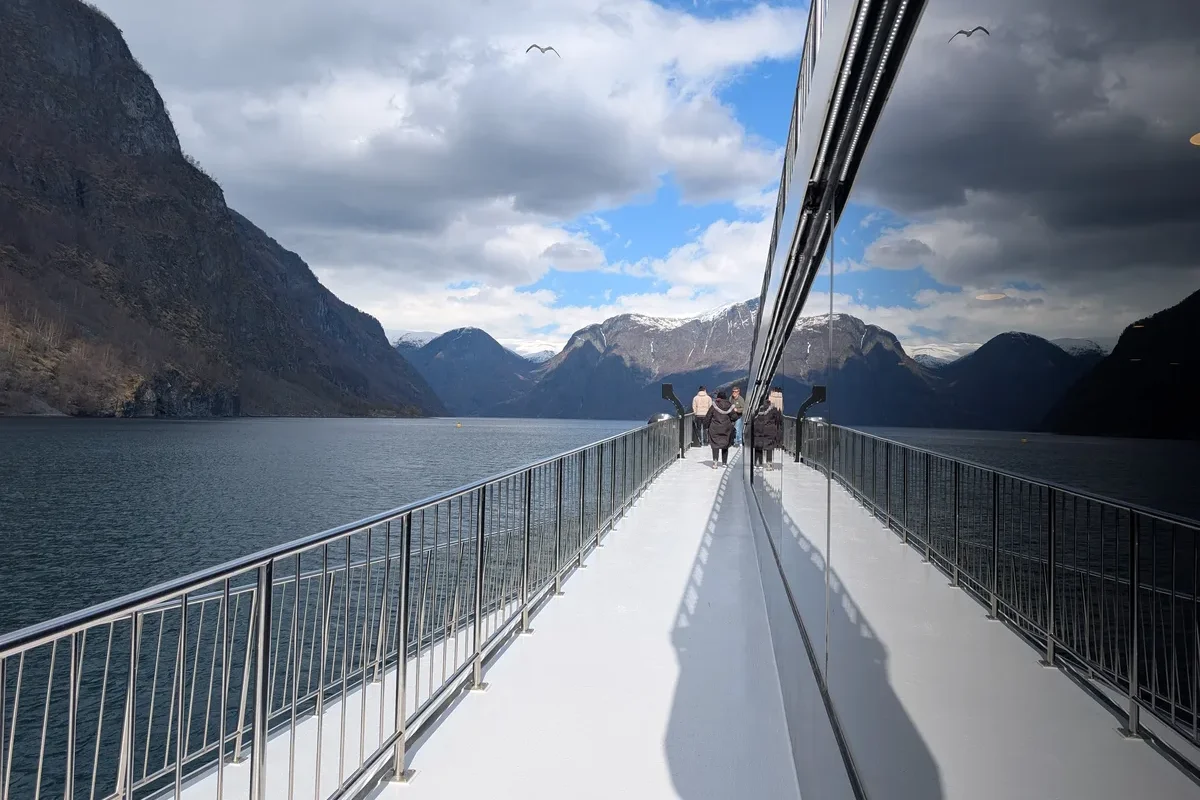 Cubierta delantera del catamarán Future of The Fjords con vista en picado al Aurlandsfjord al inicio del crucero