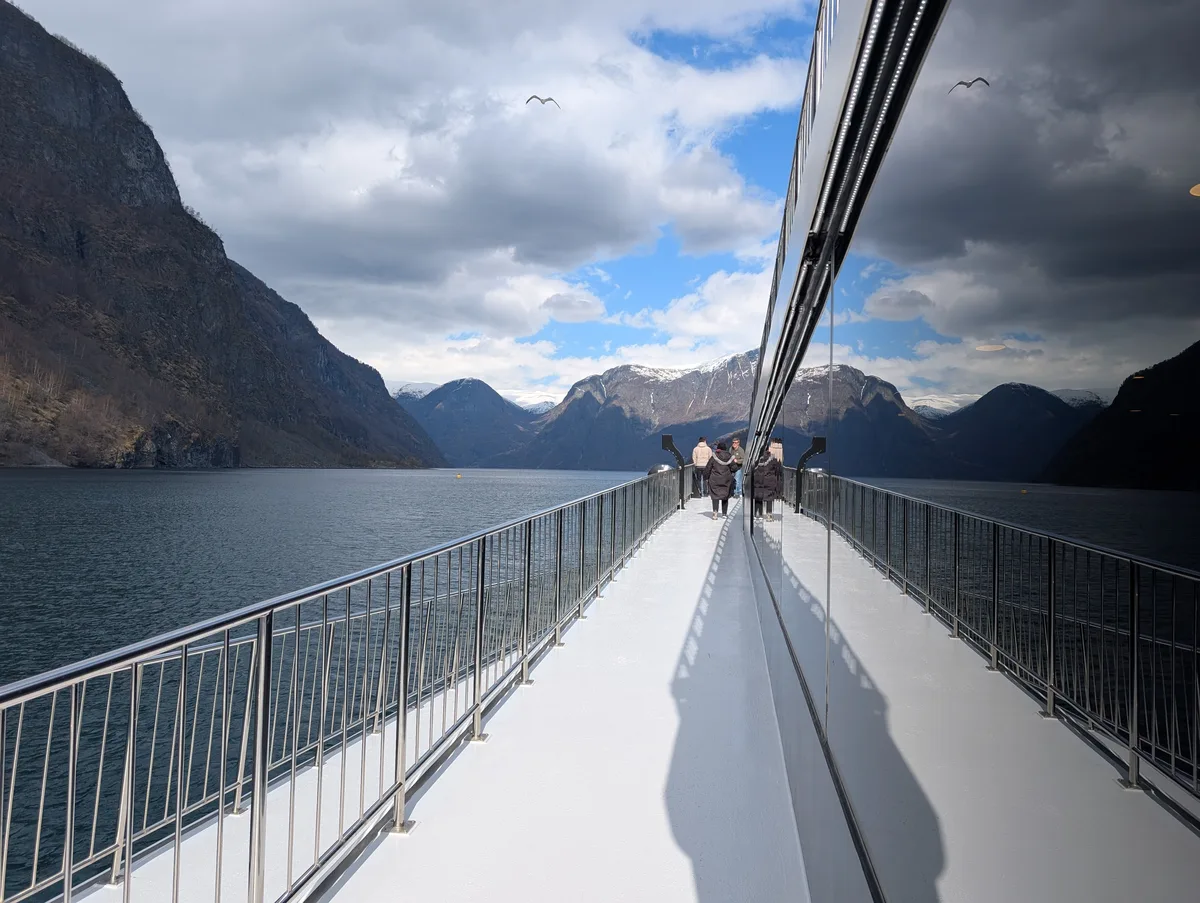 Pont avant du catamaran Future of The Fjords avec vue plongeante sur l'Aurlandsfjord, début de la croisière.