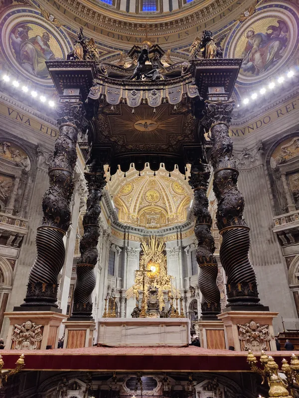 Baldaquin en bronze du Bernin avec colonnes torsadées surplombant l'autel papal à Saint-Pierre