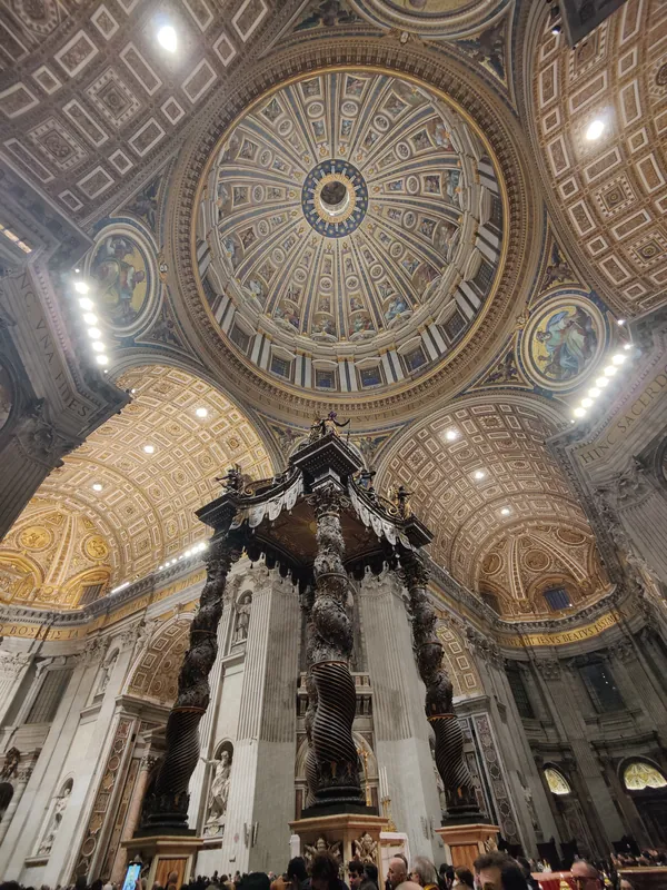 Baldaquin du Bernin vu en contre-plongée sous la grande coupole de la Basilique Saint-Pierre