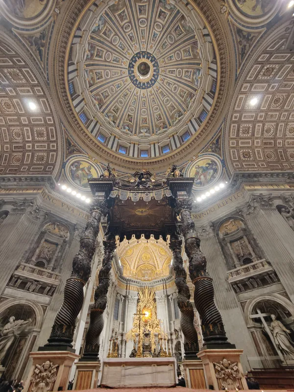 Baldaquin en bronze du Bernin surmonté de la coupole de Michel-Ange à la Basilique Saint-Pierre