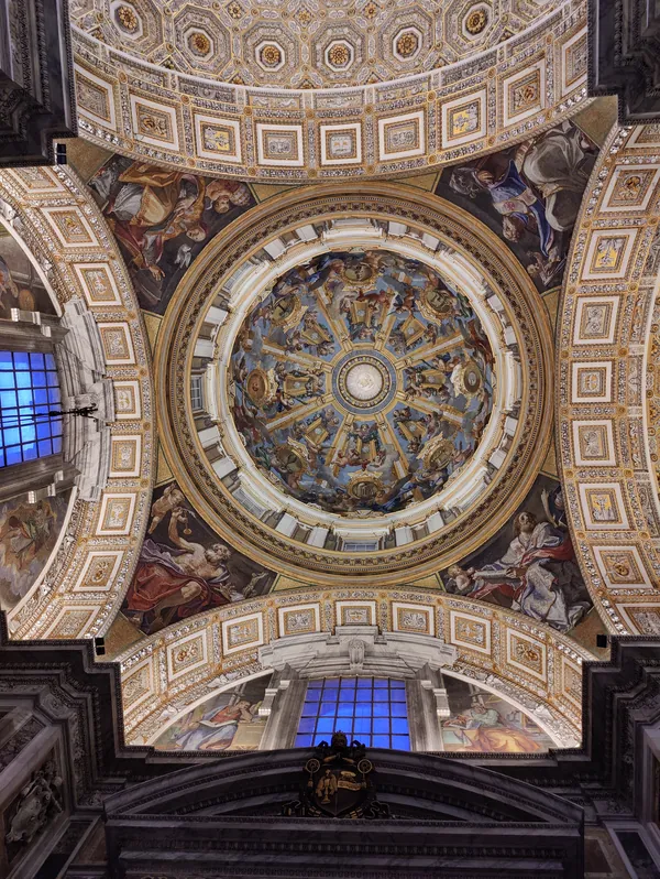Coupole centrale ornée de fresques vue depuis la nef de la Basilique Saint-Pierre au Vatican