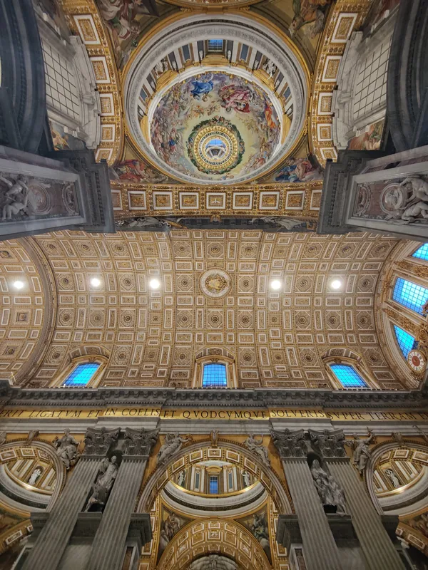 Voûte ornée et coupole latérale peinte à l'intérieur de la Basilique Saint-Pierre du Vatican