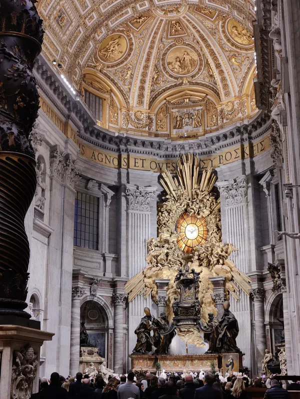Cathedra Petri du Bernin en bronze doré avec vitrail du Saint-Esprit à la Basilique Saint-Pierre