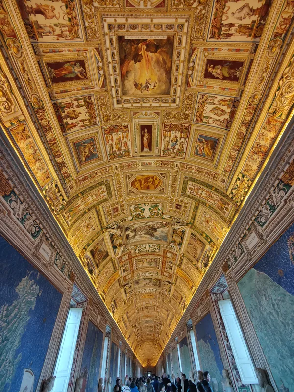 Vue en perspective de la longue Galerie des Cartes géographiques au plafond doré au Musée du Vatican