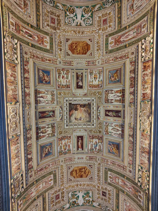 Détail de la voûte dorée et peinte de la Galerie des Cartes géographiques au Musée du Vatican