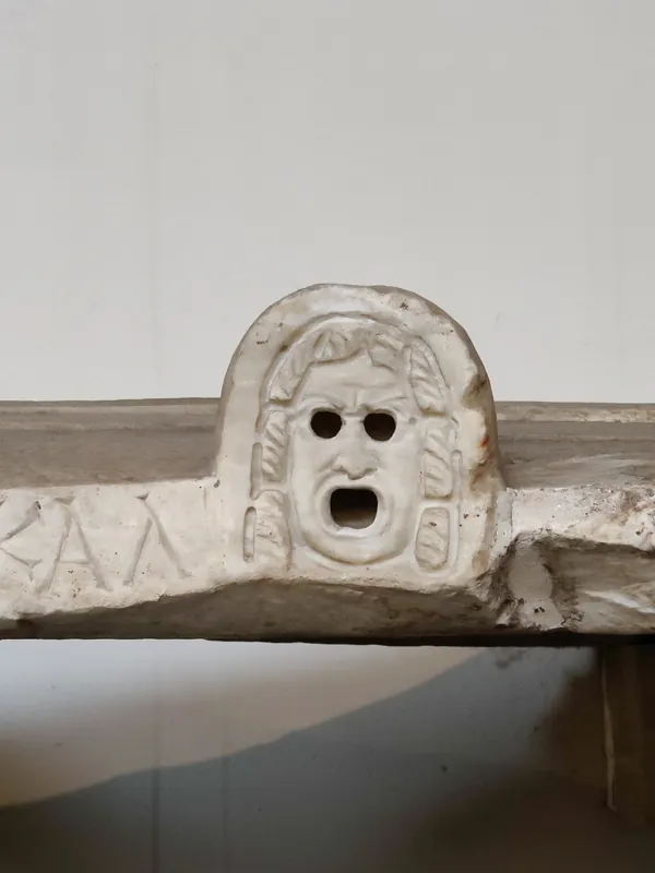 Petit masque de théâtre grec antique sculpté avec inscription en grec ancien exposé au Vatican