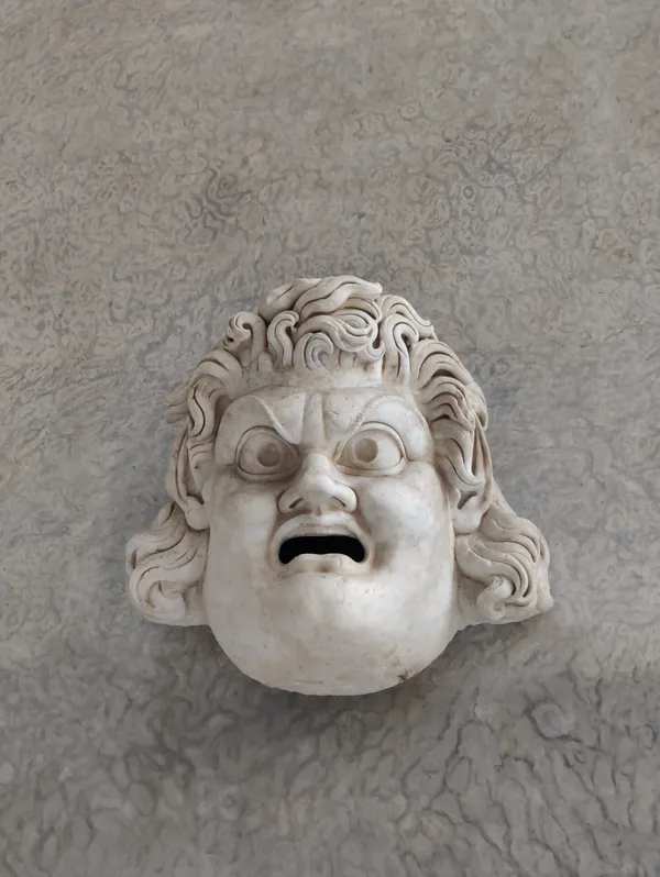 Masque théâtral antique en marbre blanc exposé dans les galeries de sculptures du Vatican à Rome