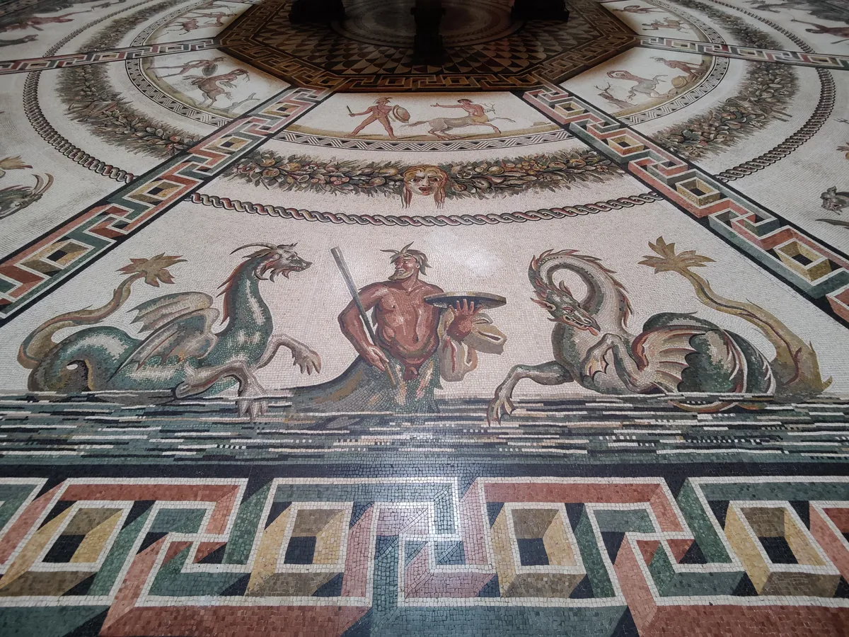Mosaïque antique au sol représentant des centaures et des figures mythologiques dans la Sala Rotonda du Vatican