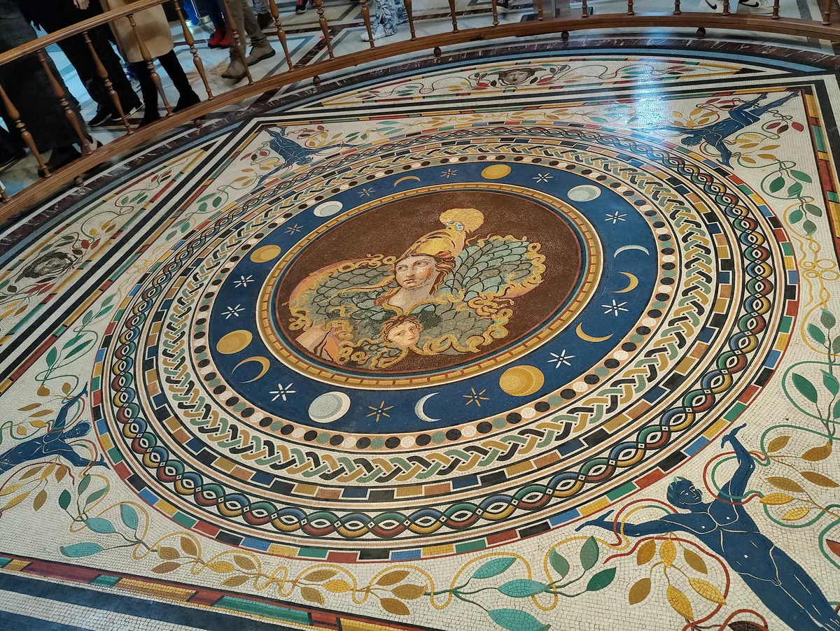 Mosaïque romaine circulaire représentant une tête de Gorgone au centre de la Sala Rotonda du Vatican