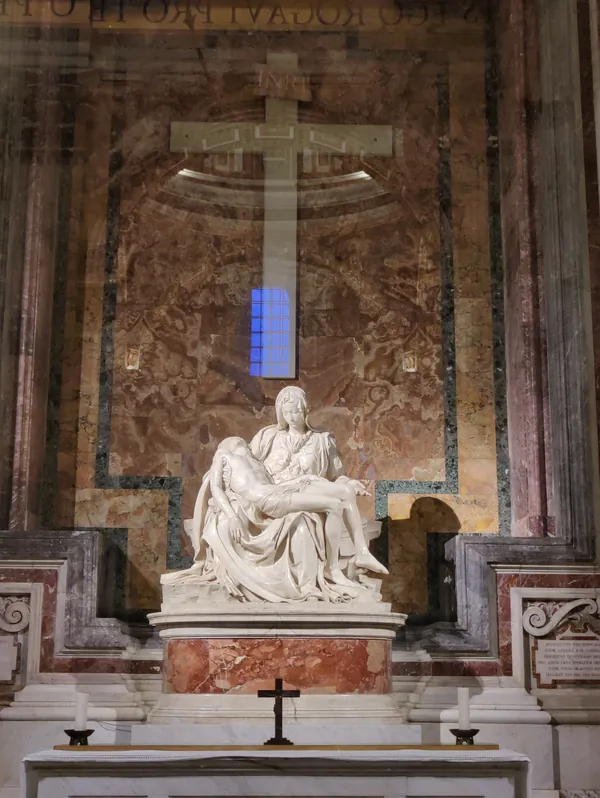 Sculpture de la Pietà de Michel-Ange en marbre blanc dans la Basilique Saint-Pierre du Vatican