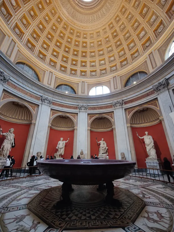 Vue d'ensemble de la Sala Rotonda avec sa coupole à caissons et la vasque centrale au Musée du Vatican