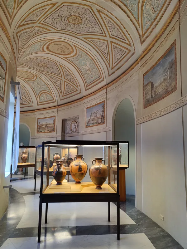 Vitrines de vases grecs anciens sous un plafond voûté peint dans la salle des Étrusques du Musée du Vatican