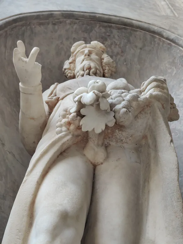 Sculpture en marbre d'une figure mythologique tenant une grappe de raisin au Musée du Vatican à Rome