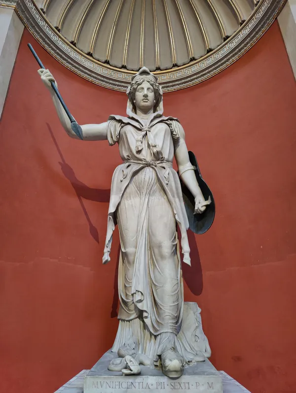 Statue allégorique de la Munificentia en marbre blanc sous un dôme rouge au Musée du Vatican