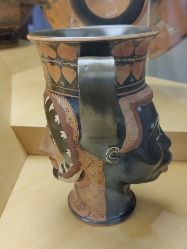 Vase grec à figures rouges sur fond noir exposé dans le Musée Étrusque du Vatican à Rome