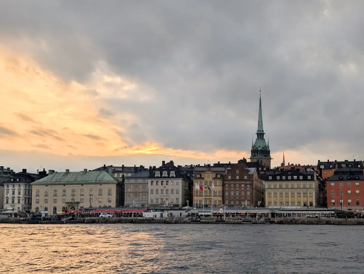 faire une croisière dans les canaux de Stockholm coucher de soleil faire une croisière dans les canaux de Stockholm coucher de soleil