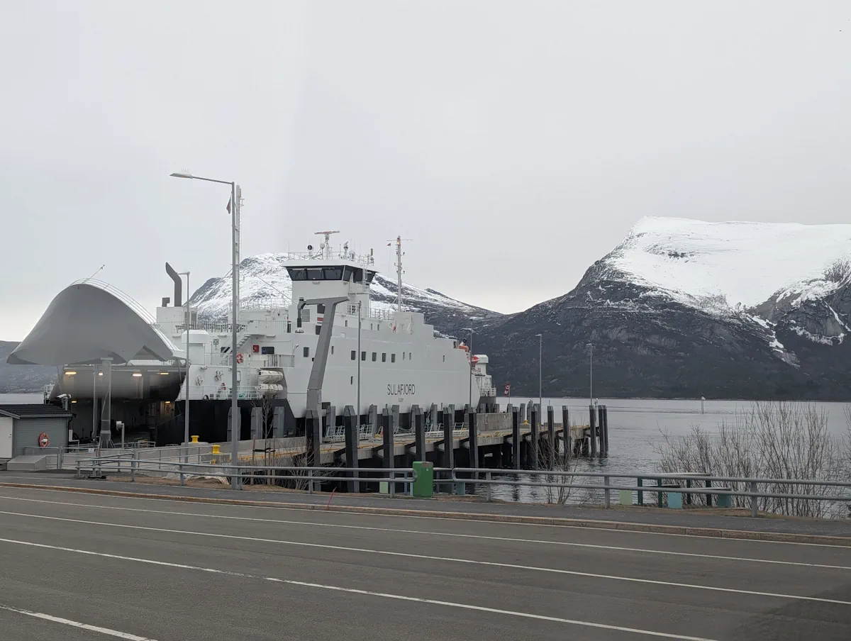 Embarquer ferry Bognes Skarberget Norvege