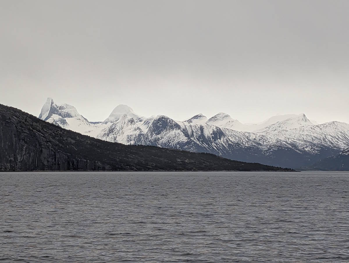 Vue fenêtre montagnes ferry Bognes Skarberget