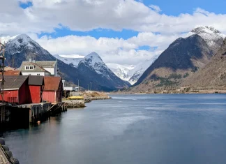 Le meilleur itinéraire de 2 semaines dans les fjords de Norvège ! Village Fjaerland Fjords Norvège