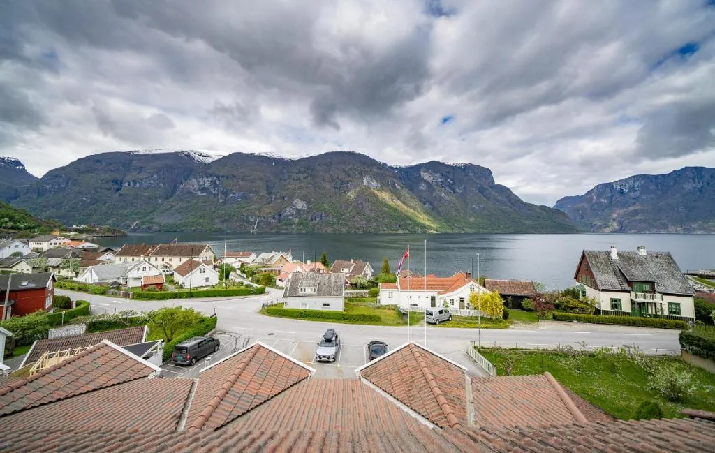 Hotel Aurlandsfjord, façade blanche au bord de l'Aurlandsfjord avec les montagnes en arrière-plan
